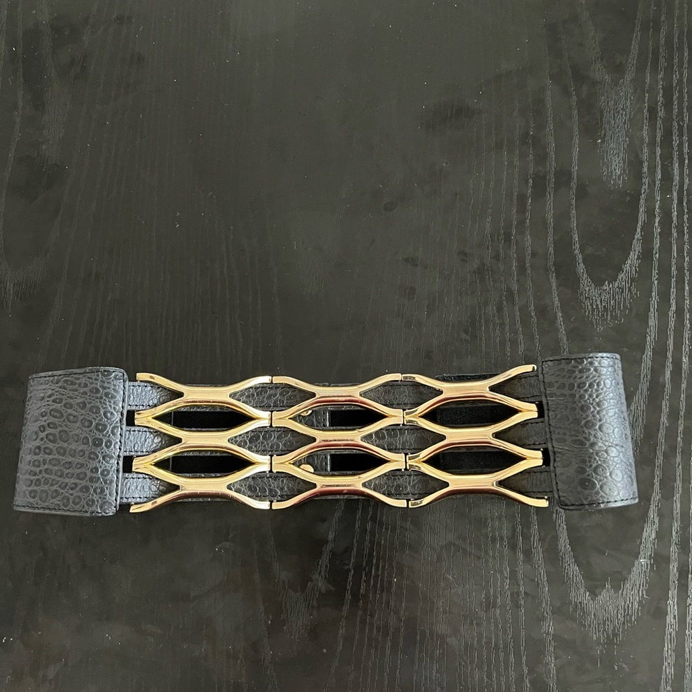 BCBG stylish, timeless, vintage gold metal and leather belt small elastic